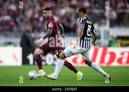 Turin, Italie. 13 avril 2024. Antonio Sanabria du Torino FC concourt pour le ballon avec Danilo Luiz da Silva du Juventus FC pendant le match de Serie A entre le Torino FC et le Juventus FC. Crédit : Nicolò Campo/Alamy Live News Banque D'Images