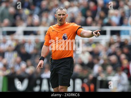 Newcastle upon Tyne, Royaume-Uni. 13 avril 2024. Arbitre Tim Robinson lors du match de premier League à réunies James' Park, Newcastle upon Tyne. Le crédit photo devrait se lire : Nigel Roddis/Sportimage crédit : Sportimage Ltd/Alamy Live News Banque D'Images