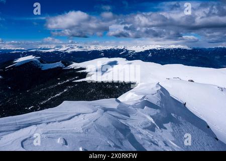 Pâturages enneigés au-dessous du sommet de Seceda en hiver, sommets de la chaîne principale des Alpes au loin. UrtijÃi Trentin-Haut-Adige Italie F Banque D'Images