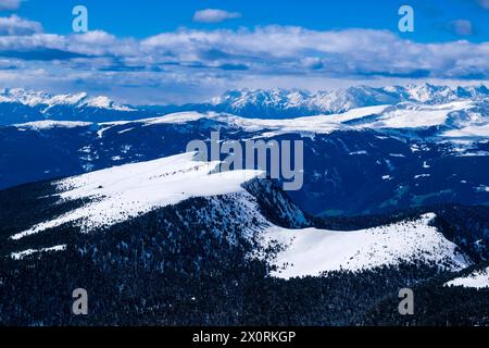 Pâturages enneigés au-dessous du sommet de Seceda en hiver, sommets de la chaîne principale des Alpes au loin. UrtijÃi Trentin-Haut-Adige Italie F Banque D'Images