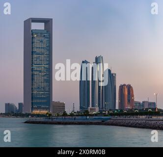 Une photo des tours Etihad et du siège de la compagnie pétrolière nationale d'Abu Dhabi au coucher du soleil. Banque D'Images