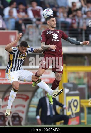 Turin, Italie. 13 avril 2024. Antonio Sanabria, du Torino FC, succède à Danilo de la Juventus durant le match de Serie A au Stadio Grande Torino, Turin. Le crédit photo devrait se lire : Jonathan Moscrop/Sportimage crédit : Sportimage Ltd/Alamy Live News Banque D'Images