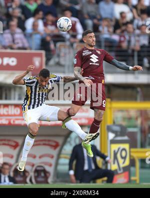 Turin, Italie. 13 avril 2024. Antonio Sanabria, du Torino FC, succède à Danilo de la Juventus durant le match de Serie A au Stadio Grande Torino, Turin. Le crédit photo devrait se lire : Jonathan Moscrop/Sportimage crédit : Sportimage Ltd/Alamy Live News Banque D'Images