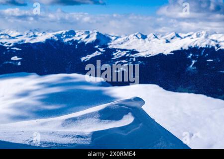 Enneigement sous le sommet de Seceda en hiver, pâturages enneigés et sommets de la chaîne principale des Alpes au loin. UrtijÃi Trentino-Alto Banque D'Images