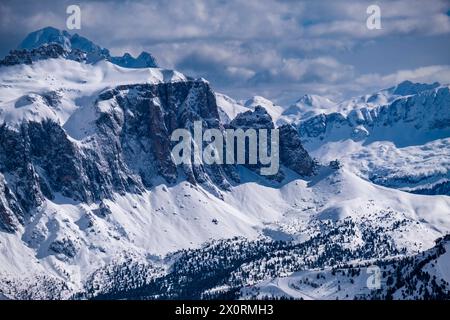 Le col enneigé de Sella avec Sella Towers, entouré par le paysage alpin Dolomite en hiver, vu de Seceda. UrtijÃi Trentin-Haut-Adige Italie Banque D'Images
