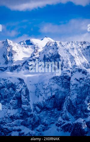 Le sommet enneigé de Piz Boe, qui sort des rochers du Groupe Sella en hiver, vu de Seceda. UrtijÃi Trentin-Haut-Adige Italie FB Banque D'Images