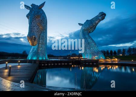 Image de paysage des Kelpies à Twighlight, Falkirk, Stirlingshire, Écosse, Royaume-Uni. Banque D'Images