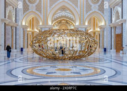 Une image d'une sculpture dorée à l'East Hall de Qasr Al Watan. Banque D'Images