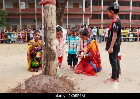 13 avril 2024, Dhaka, Bangladesh : les Hindous exécutent des rituels pendant le festival Charak Puja le dernier jour du calendrier bengali à Old Dhaka, Bangladesh, le 13 avril 2024. Charak Puja est un festival de pénitence dédié au Dieu hindou Shiva. La nation Bangalee célèbre le festival traditionnel Chaitra Sankranti, marquant le dernier jour de l'année Bangla. Charak Puja est l'un des événements majeurs du festival, et il est joué pendant la journée de célébration de Chaitra Sankranti dans le Bangladesh rural. Chaitra est le dernier mois de la saison printanière dans le calendrier Bangla. (Crédit Banque D'Images