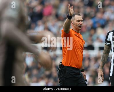 Newcastle upon Tyne, Royaume-Uni. 13 avril 2024. Arbitre Tim Robinson lors du match de premier League à réunies James' Park, Newcastle upon Tyne. Le crédit photo devrait se lire : Nigel Roddis/Sportimage crédit : Sportimage Ltd/Alamy Live News Banque D'Images