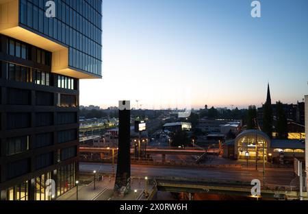 Berlin, Allemagne. 11 avril 2024. Les bâtiments résidentiels et commerciaux sont situés près de la gare Warschauer Strasse. Crédit : Soeren Stache/dpa/Alamy Live News Banque D'Images