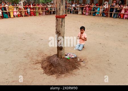 Les Hindous exécutent des rituels pendant le festival Charak Puja le dernier jour du calendrier bengali à Old Dhaka, Bangladesh, le 13 avril 2024. Charak Puja est un festival de pénitence dédié au Dieu hindou Shiva. La nation Bangalee célèbre le festival traditionnel Chaitra Sankranti, marquant le dernier jour de l'année Bangla. Charak Puja est l'un des événements majeurs du festival, et il est joué pendant la journée de célébration de Chaitra Sankranti dans le Bangladesh rural. Chaitra est le dernier mois de la saison printanière dans le calendrier Bangla. Photo de Suvra Kanti Das/ABACAPRESS.COM Banque D'Images