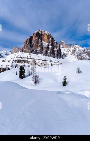 Les pentes enneigées du paysage Dolomite alpin autour du groupe Cinque Torri en hiver, le sommet de Tofana di Rozes au loin. Cortina dAmpe Banque D'Images