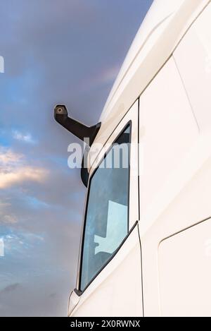 Rétroviseur d'un camion par caméra, ce nouveau système remplace les rétroviseurs traditionnels. Banque D'Images
