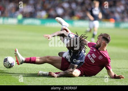 Londres, Royaume-Uni. 13 avril 2024. Dimitrios Goutas de Cardiff City passe par Michael Obafemi de Millwall lors du match EFL Sky Bet Championship entre Millwall et Cardiff City au Den, Londres, Angleterre, le 13 avril 2024. Photo de Joshua Smith. Utilisation éditoriale uniquement, licence requise pour une utilisation commerciale. Aucune utilisation dans les Paris, les jeux ou les publications d'un club/ligue/joueur. Crédit : UK Sports pics Ltd/Alamy Live News Banque D'Images