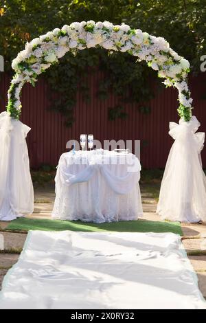 belle arche de mariage pour la cérémonie des fleurs. Couleur rétro Banque D'Images