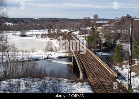 Pont de chemin de fer sur une rivière dans une petite communauté du nord de la Suède (Mellansel) dans le comté de Västernorrland. Banque D'Images