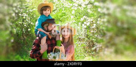 Bannière printanière avec famille heureuse.Une famille joyeuse pique-nique dans un parc.Agriculteurs familiaux travaillant dans le jardin des arbres au printemps.Père mère et enfant dans Banque D'Images