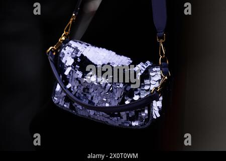Paris, France - 25 janvier 2024 : femme porte un sac baguette Fendi, détails de tenue de blogueuse de mode. Banque D'Images