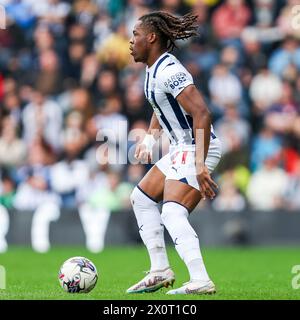 West Bromwich, Royaume-Uni. 13 avril 2024. Brandon Thomas-Asante de West Bromwich Albion sur le ballon lors de l'EFL Sky Bet Championship match entre West Bromwich Albion et Sunderland aux Hawthorns, West Bromwich, Angleterre le 13 avril 2024. Photo de Stuart Leggett. Utilisation éditoriale uniquement, licence requise pour une utilisation commerciale. Aucune utilisation dans les Paris, les jeux ou les publications d'un club/ligue/joueur. Crédit : UK Sports pics Ltd/Alamy Live News Banque D'Images