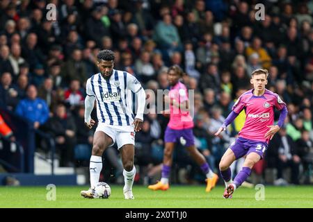 West Bromwich, Royaume-Uni. 13 avril 2024. Cédric Kipré de West Bromwich Albion sur le ballon lors de l'EFL Sky Bet Championship match entre West Bromwich Albion et Sunderland aux Hawthorns, West Bromwich, Angleterre le 13 avril 2024. Photo de Stuart Leggett. Utilisation éditoriale uniquement, licence requise pour une utilisation commerciale. Aucune utilisation dans les Paris, les jeux ou les publications d'un club/ligue/joueur. Crédit : UK Sports pics Ltd/Alamy Live News Banque D'Images