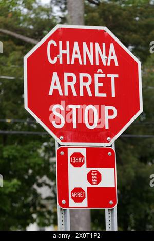 Panneau d'arrêt en 3 langues, Abekani, français et anglais à Adanak, Québec, Canada Banque D'Images
