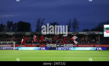 Almere, pays-Bas. 13 avril 2024. ALMERE, 13-04-2024, Yanmar Stadium, saison 2023/2024, Néerlandais Eredivisie Football. Almere City FC supporters avant le match Almere City - Sparta Credit : Pro Shots/Alamy Live News Banque D'Images