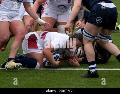 Édimbourg, Royaume-Uni. 13 avril 2024. Championnat féminin des six Nations - Écosse v Angleterre Angleterre Hooker, Amy Cokayne, plonge au-dessus de la ligne à la 6e minute alors que l'Écosse affronte l'Angleterre dans le championnat des six Nations womenÕs 2024 au stade Hive, Édimbourg. Crédit : Ian Jacobs/Alamy Live News Banque D'Images