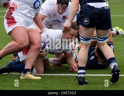 Édimbourg, Royaume-Uni. 13 avril 2024. Championnat féminin des six Nations - Écosse v Angleterre Angleterre Hooker, Amy Cokayne, plonge au-dessus de la ligne à la 6e minute alors que l'Écosse affronte l'Angleterre dans le championnat des six Nations womenÕs 2024 au stade Hive, Édimbourg. Crédit : Ian Jacobs/Alamy Live News Banque D'Images