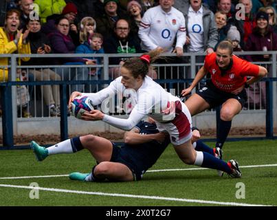 Édimbourg, Royaume-Uni. 13 avril 2024. Championnat féminin des six Nations - Écosse v Angleterre Angleterre Wing, Abby Dow, plonge au-dessus de la ligne à la 11e minute alors que l'Écosse affronte l'Angleterre dans le championnat des six Nations womenÕs 2024 au stade Hive, Édimbourg. Crédit : Ian Jacobs/Alamy Live News Banque D'Images