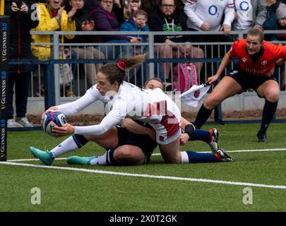 Édimbourg, Royaume-Uni. 13 avril 2024. Championnat féminin des six Nations - Écosse v Angleterre Angleterre Wing, Abby Dow, plonge au-dessus de la ligne à la 11e minute alors que l'Écosse affronte l'Angleterre dans le championnat des six Nations womenÕs 2024 au stade Hive, Édimbourg. Crédit : Ian Jacobs/Alamy Live News Banque D'Images