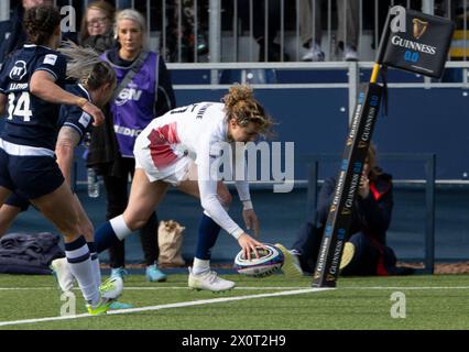 Édimbourg, Royaume-Uni. 13 avril 2024. Championnat féminin des six Nations - Écosse v Angleterre Angleterre Fullback, Ellie Kildunne, plonge sur la ligne à la 64e minute alors que l'Écosse affronte l'Angleterre dans le championnat des six Nations womenÕs 2024 au stade Hive d'Édimbourg. Crédit : Ian Jacobs/Alamy Live News Banque D'Images