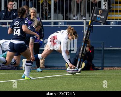 Édimbourg, Royaume-Uni. 13 avril 2024. Championnat féminin des six Nations - Écosse v Angleterre Angleterre Fullback, Ellie Kildunne, plonge sur la ligne à la 64e minute alors que l'Écosse affronte l'Angleterre dans le championnat des six Nations womenÕs 2024 au stade Hive d'Édimbourg. Crédit : Ian Jacobs/Alamy Live News Banque D'Images