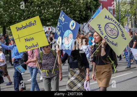 13.04.2024, Marsch für das Leben 2024, München : zum erzkonservativen, in Teilen fondamentalistisch geprägten sog. Marsch für das Leben gingen in München rund 3,000 Abtreibungsgegnerinnen und Abtreibungsgegner auf die Straße. Mehrfach kam es zu Gegenprotesten. Bayern Deutschland Marsch für das Leben 2024-21 *** 13 04 2024, Marche pour la vie 2024, Munich environ 3 000 manifestants anti-avortement sont descendus dans les rues de Munich pour la soi-disant marche pour la vie, conservatrice en partie fondamentaliste, il y a eu de multiples contre-protestations Bavière Allemagne Marche pour la vie 2024 21 Banque D'Images