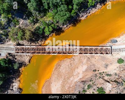 Vue du Zénith du pont Salomon traversant la rivière rouge, Rio Tinto, un pont ferroviaire dans la province de Huelva et faisait à l'origine partie de la Riotint Banque D'Images