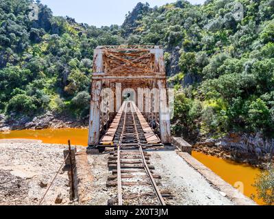 Vue de face du pont Salomon traversant la rivière rouge, Rio Tinto, un pont ferroviaire dans la province de Huelva et faisait à l'origine partie du Riotinto Banque D'Images