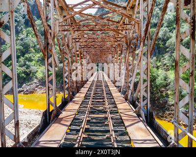 À l'intérieur du pont Salomon traversant la rivière rouge, Rio Tinto, un pont ferroviaire dans la province de Huelva et faisait à l'origine partie du Riotinto rai Banque D'Images