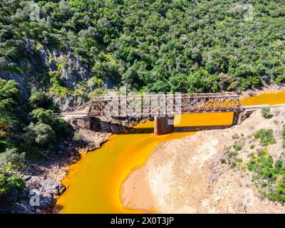 Le pont Salomon traversant la rivière rouge, Rio Tinto, est un pont ferroviaire dans la province de Huelva et faisait à l'origine partie du chemin de fer Riotinto fo Banque D'Images