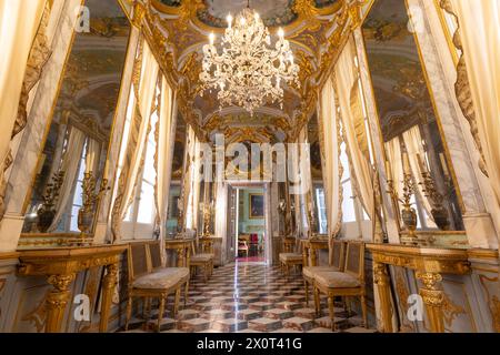 Gênes, Italie - 8 août 2023 : Palais Spinola. Couloir dans le style baroque de luxe, vieux palais, personne Banque D'Images