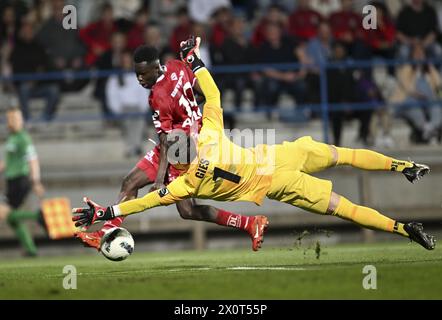 Denderleeuw, Belgique. 13 avril 2024. Abdoulaye (Ablo) Traore d'Essevee marque lors d'un match de football entre Dender EH et SV Zulte Waregem, samedi 13 avril 2024 à Denderleeuw, au jour 29/30 de la deuxième division 'Challenger Pro League' 2023-2024 du championnat belge. BELGA PHOTO JOHN THYS crédit : Belga News Agency/Alamy Live News Banque D'Images