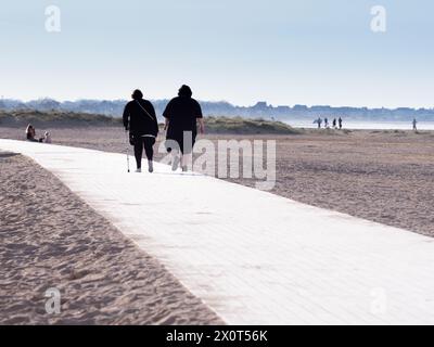 l'obésité, un problème des gens au 20ème siècle, une promenade, un moyen de perdre du poids, l'air frais, un sentier pédestre, le sable marin, la plage Banque D'Images