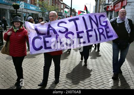 Rhyl, Royaume-Uni. 13 avril 2024. Manifestants vus avec une banderole exprimant leur opinion pendant la manifestation. Plus de 150 partisans pro-palestiniens de partout au pays de Galles ont manifesté dans les rues pour exiger un cessez-le-feu à Gaza et mettre fin au génocide. Crédit : SOPA images Limited/Alamy Live News Banque D'Images