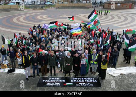 Rhyl, Royaume-Uni. 13 avril 2024. Manifestants vus avec des banderoles et des pancartes ainsi que des drapeaux palestiniens exprimant leur opinion pendant la manifestation. Plus de 150 partisans pro-palestiniens de partout au pays de Galles ont manifesté dans les rues pour exiger un cessez-le-feu à Gaza et mettre fin au génocide. Crédit : SOPA images Limited/Alamy Live News Banque D'Images