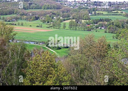 Kulturlandschaft im Ruhrgebiet Blick von der Burg Blankenstein, auf die Auenlandschaft im Ruhrtal. Der Ort liegt unmittelbar am Südufer der Ruhr, gegenüber der Stadt Bochum Hattingen Nordrhein-Westfalen Deutschland Blankenstein *** paysage culturel dans la région de la Ruhr vue depuis le château de Blankenstein du paysage des plaines inondables dans la vallée de la Ruhr le village se trouve directement sur la rive sud de la Ruhr, en face de la ville de Bochum Hattingen Rhénanie du Nord-Westphalie Allemagne Blankenstein Banque D'Images