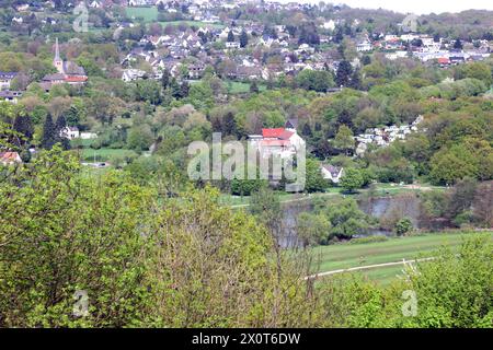 Kulturlandschaft im Ruhrgebiet Blick von der Burg Blankenstein, auf die Auenlandschaft im Ruhrtal. Der Ort liegt unmittelbar am Südufer der Ruhr, gegenüber der Stadt Bochum Hattingen Nordrhein-Westfalen Deutschland Blankenstein *** paysage culturel dans la région de la Ruhr vue depuis le château de Blankenstein du paysage des plaines inondables dans la vallée de la Ruhr le village se trouve directement sur la rive sud de la Ruhr, en face de la ville de Bochum Hattingen Rhénanie du Nord-Westphalie Allemagne Blankenstein Banque D'Images