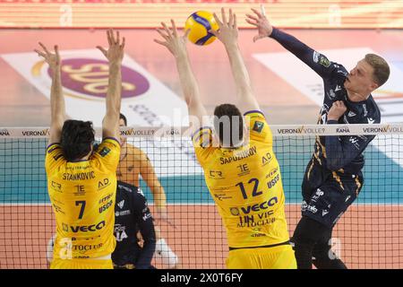 Vérone, Italie. 13 avril 2024. Spike de Donovan Dzavoronok de Rana Vérone lors du match entre Rana Vérone et Valsa Group Modena, pool de qualifications de la Challenge Cup of Superlega Italian Volleball Championship 2023/2024 à Pala AGSM-AIM le 13 avril 2024, Vérone, Italie. Crédit : Agence photo indépendante/Alamy Live News Banque D'Images