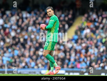 Manchester, Royaume-Uni. 13 avril 2024. Ederson de Manchester City, lors du match de premier League Manchester City vs Luton Town au stade Etihad, Manchester, Royaume-Uni, le 13 avril 2024 (photo de Cody Froggatt/News images) à Manchester, Royaume-Uni le 13/04/2024. (Photo de Cody Froggatt/News images/Sipa USA) crédit : Sipa USA/Alamy Live News Banque D'Images