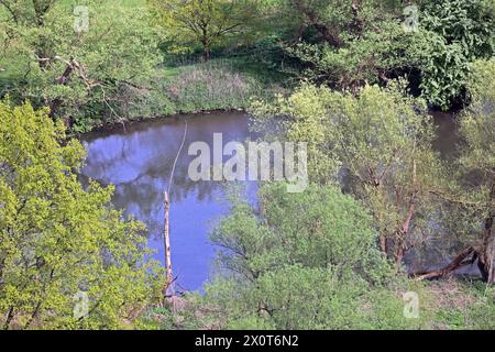 Kulturlandschaft im Ruhrgebiet Blick von der Burg Blankenstein, auf die Auenlandschaft im Ruhrtal. Der Ort liegt unmittelbar am Südufer der Ruhr, gegenüber der Stadt Bochum Hattingen Nordrhein-Westfalen Deutschland Blankenstein *** paysage culturel dans la région de la Ruhr vue depuis le château de Blankenstein du paysage des plaines inondables dans la vallée de la Ruhr le village se trouve directement sur la rive sud de la Ruhr, en face de la ville de Bochum Hattingen Rhénanie du Nord-Westphalie Allemagne Blankenstein Banque D'Images