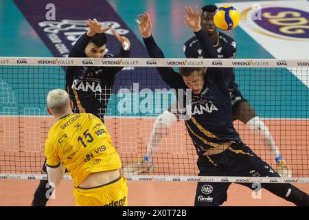 Vérone, Italie. 13 avril 2024. Bloc de Donovan Dzavoronok de Rana Verona lors du match entre Rana Verona et Valsa Group Modena, pool de qualifications de la Coupe Challenge des éliminatoires du Championnat Italien de volleball Superlega 2023/2024 au Pala AGSM-AIM le 13 avril 2024, Vérone, Italie. Crédit : Agence photo indépendante/Alamy Live News Banque D'Images