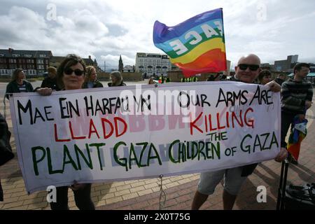 Rhyl, Royaume-Uni. 13 avril 2024. Manifestants vus avec une banderole exprimant leur opinion pendant la manifestation. Plus de 150 partisans pro-palestiniens de partout au pays de Galles ont manifesté dans les rues pour exiger un cessez-le-feu à Gaza et mettre fin au génocide. (Photo par Andrew McCoy/SOPA images/SIPA USA) crédit : SIPA USA/Alamy Live News Banque D'Images